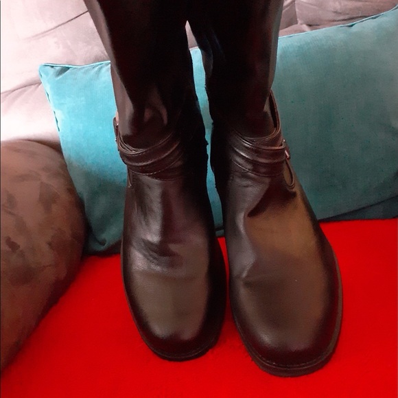 Boots - Picture 3 of 11